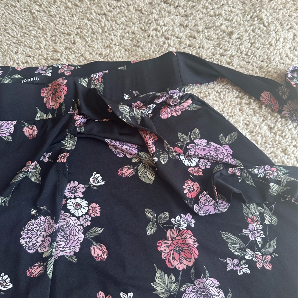Torrid A-Line knee-length Skirt floral faux wrap black lilac pink size 1X - Picture 5 of 12